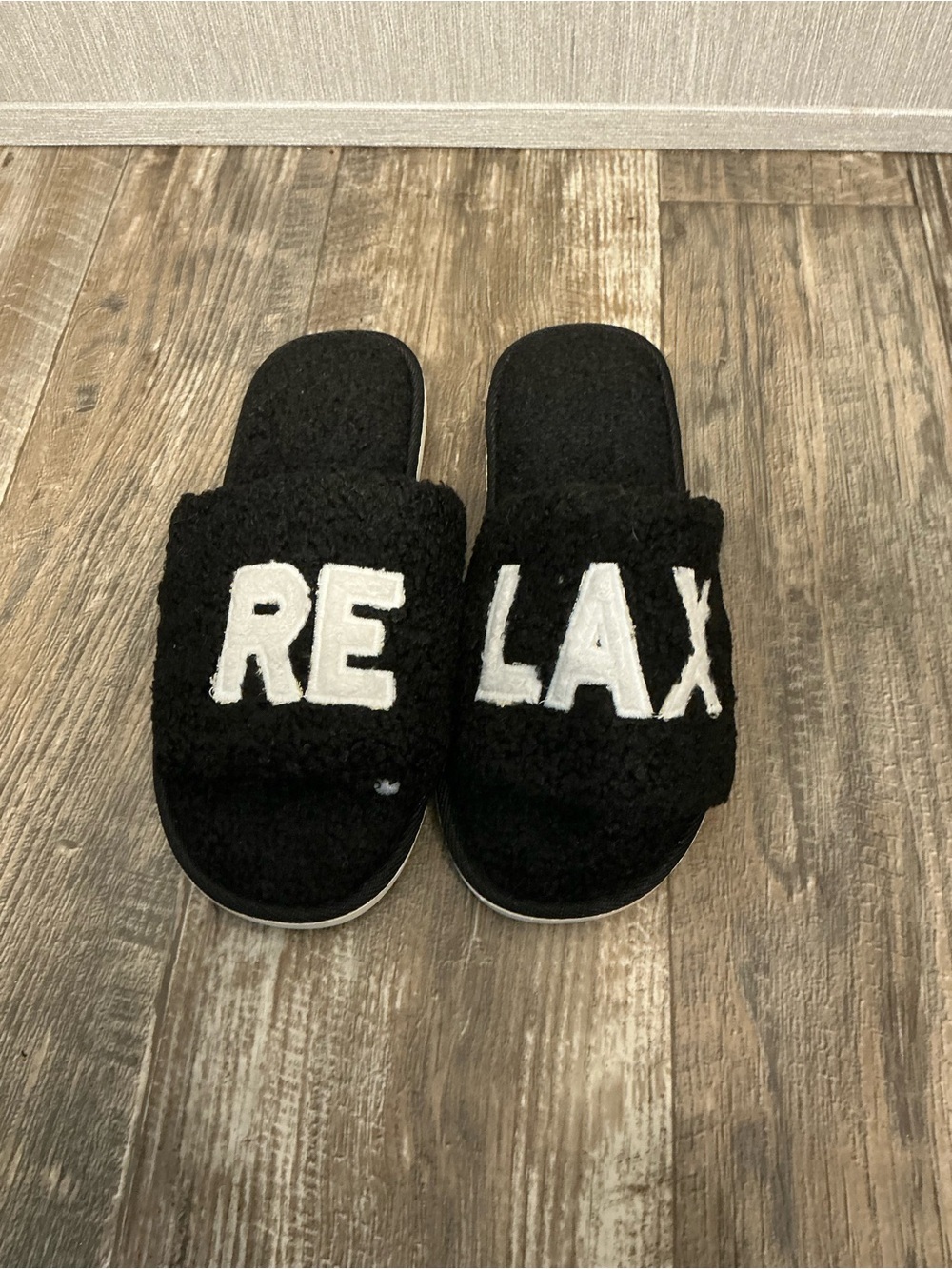 Shiraleah Black and Cream Fuzzy Slide Slippers Size 9/10 - Picture 4 of 7